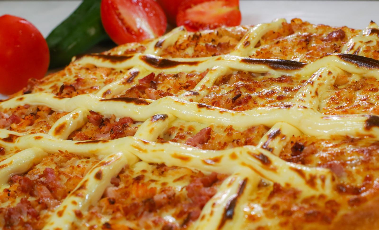 Pizza em destaque na mesa